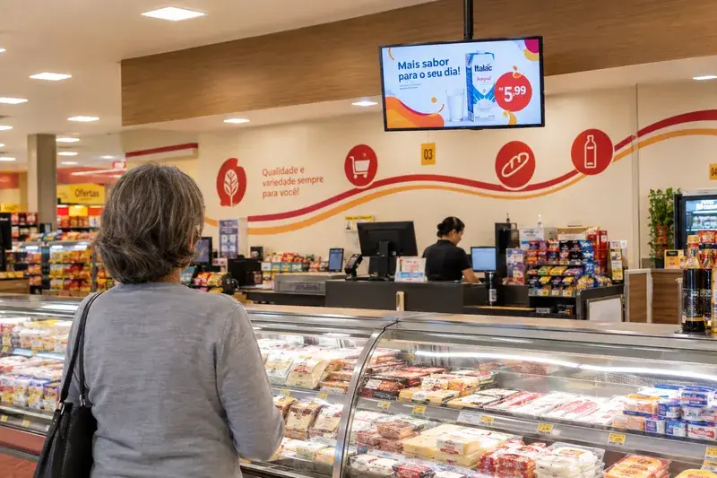 Tela da Mídia27 instalada em supermercado parceiro